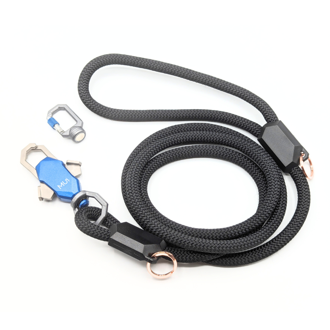 Heavy-duty dog leash with chew-proof magnetic clip